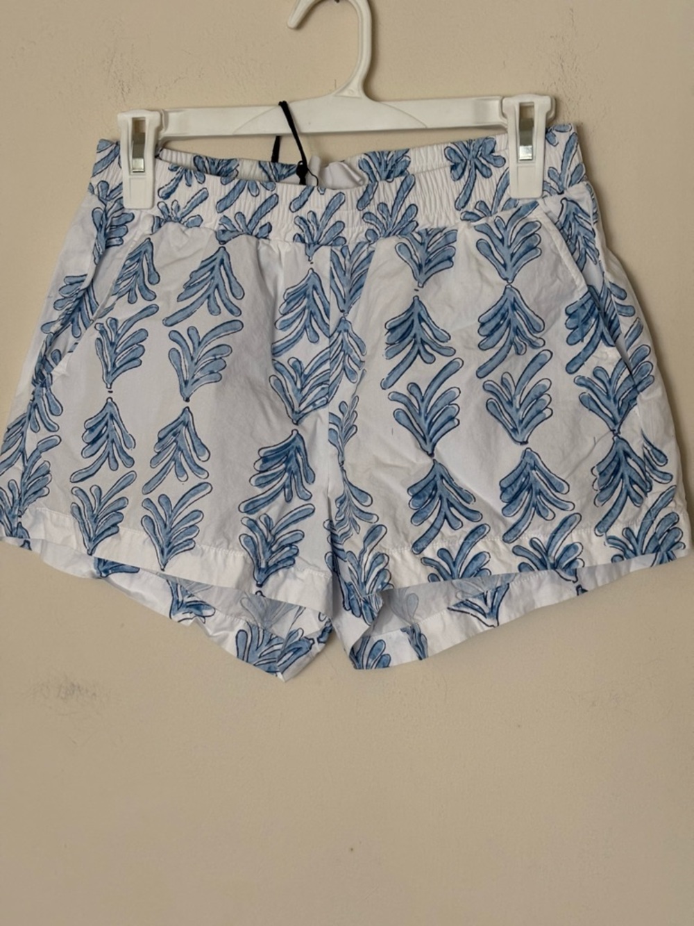NWT Finley + Mended Siaside Cotton Women’s Shorts in a Blue Palmetto print.